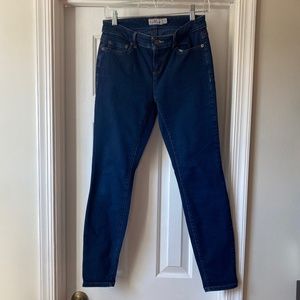 Vineyard Vines size 4 Dark Wash Skinny Ankle Jeans
